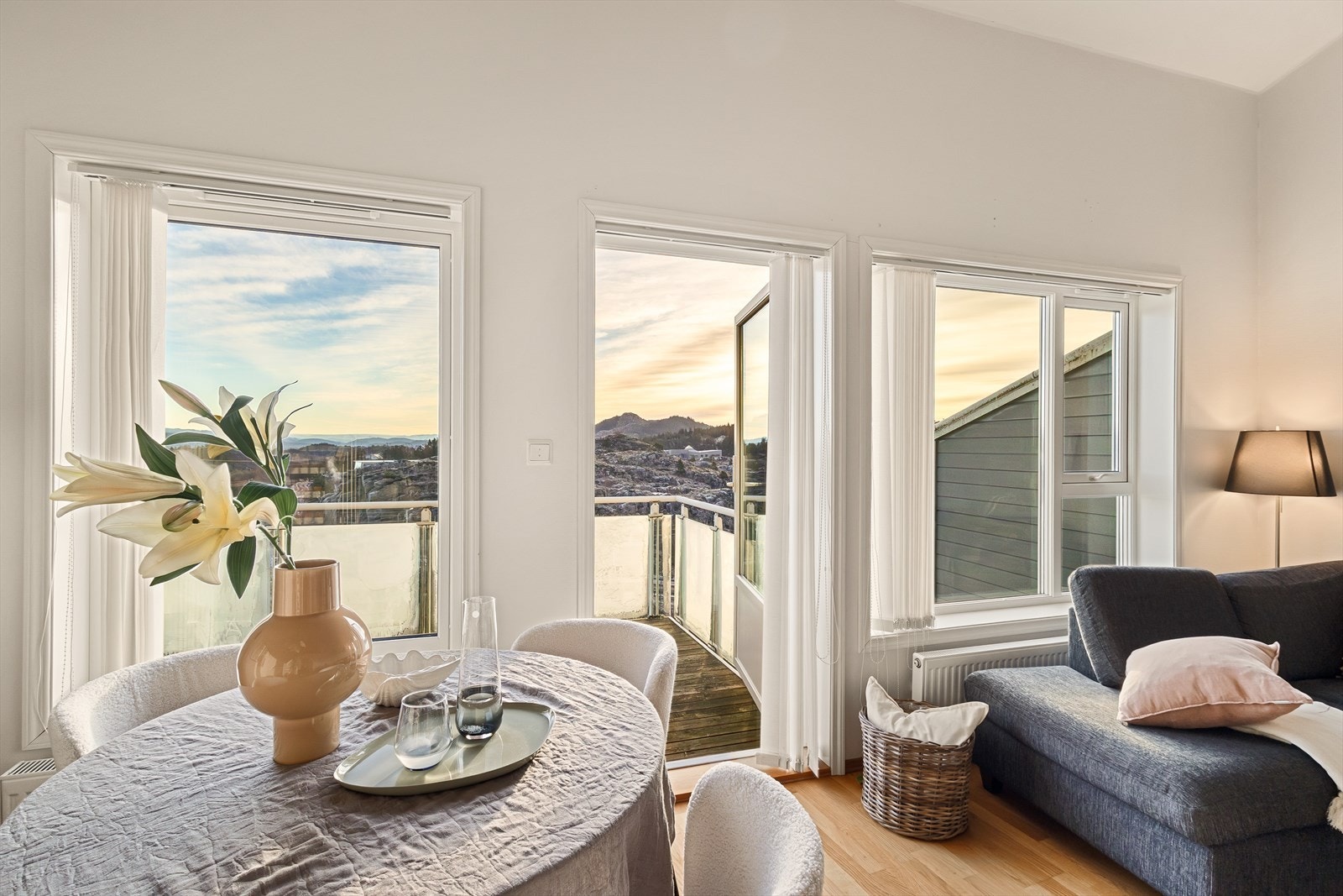 Fra stuen er det utgang til balkong på ca. 8 m² med gode solforhold og flott utsikt Galleribilde