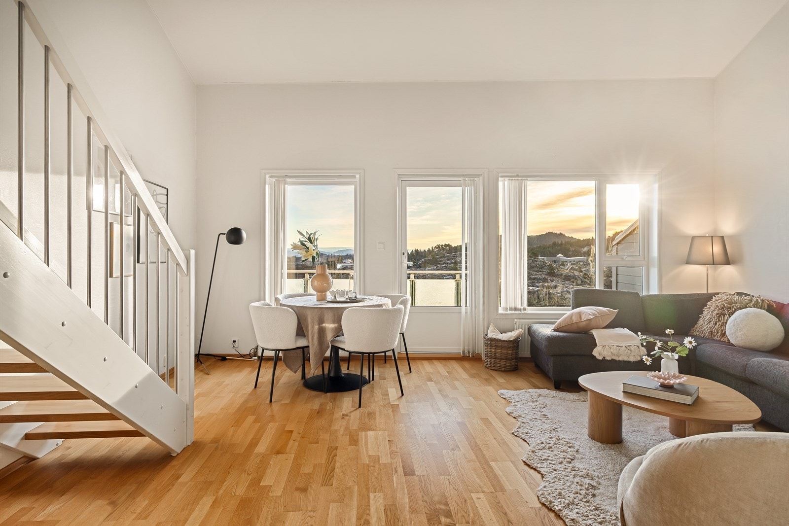 Gjennomgående parkett på gulv og lyse, malte veggflater gir et tidløst uttrykk som er enkelt å innrede etter egen smak. Galleribilde