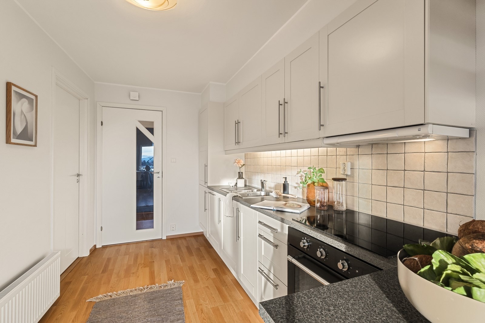 Fine detaljer med fliser mellom benk og overskap. Galleribilde