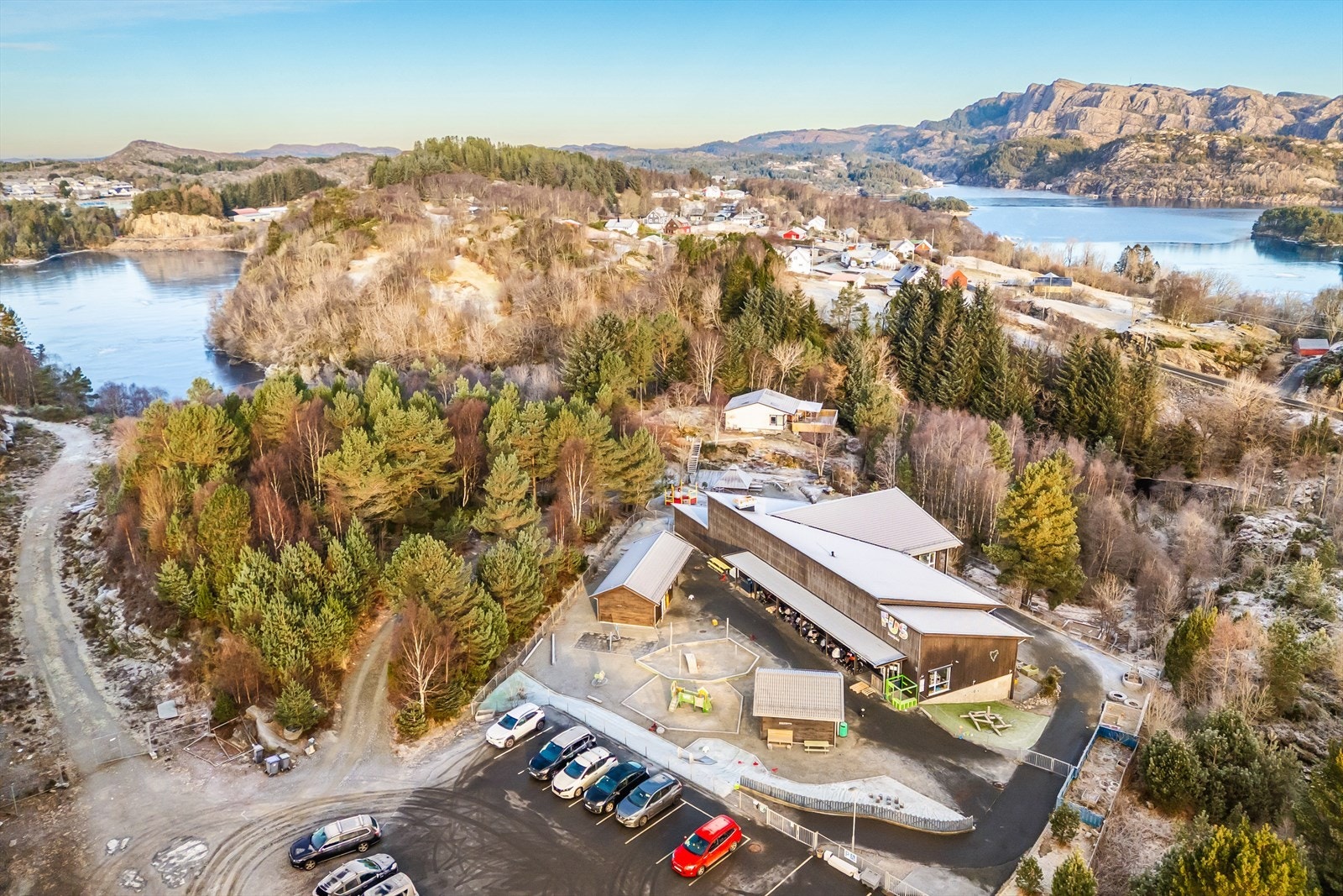Borettslaget har en sentral beliggenhet med kort gangavstand til både skole, barnehage og idrettsanlegg. Galleribilde