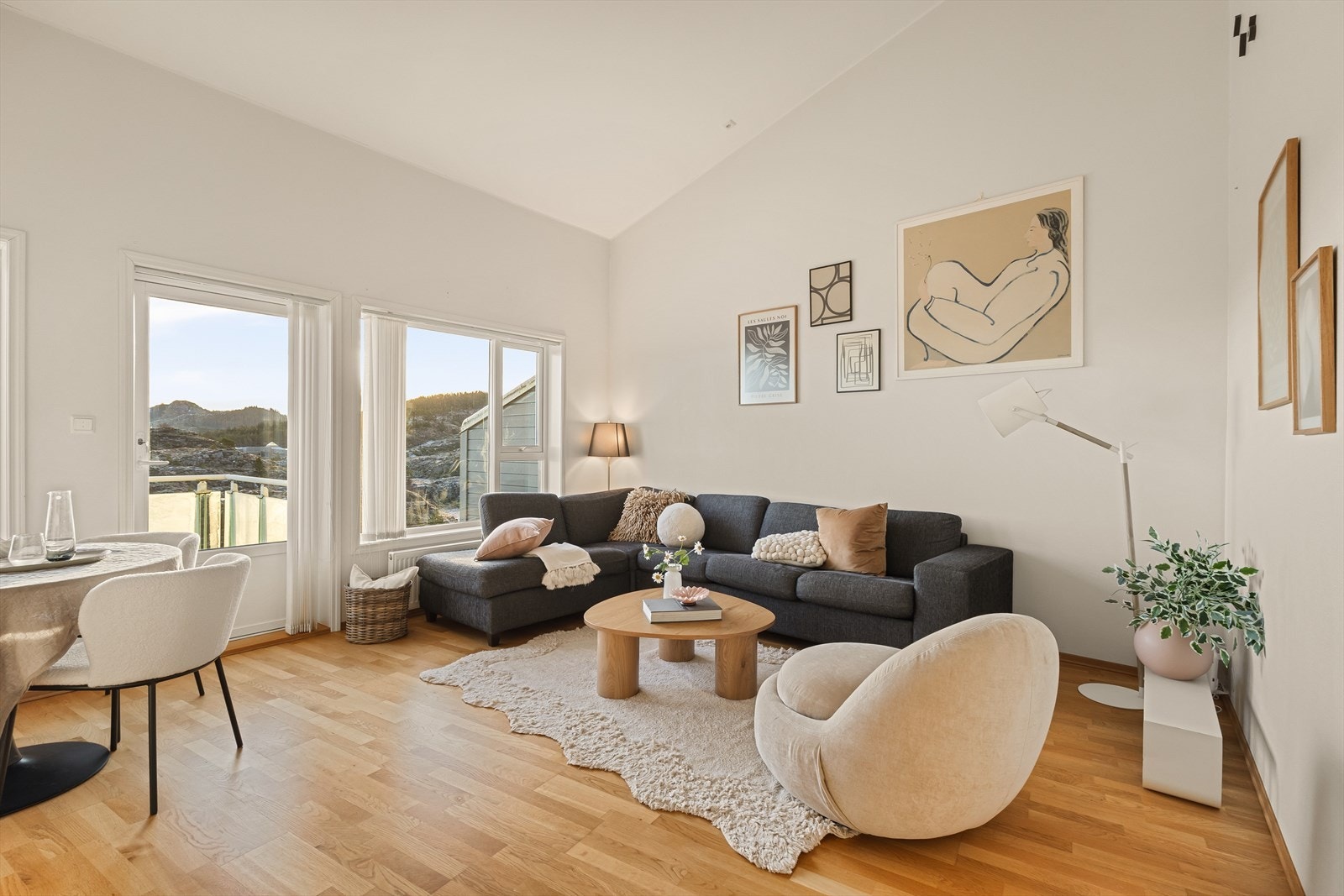 Stuen er romslig og innbydende, med god plass til både stor sofagruppe, TV-møblement og spisebord - perfekt for hyggelige middager og samvær med familie og venner. Galleribilde