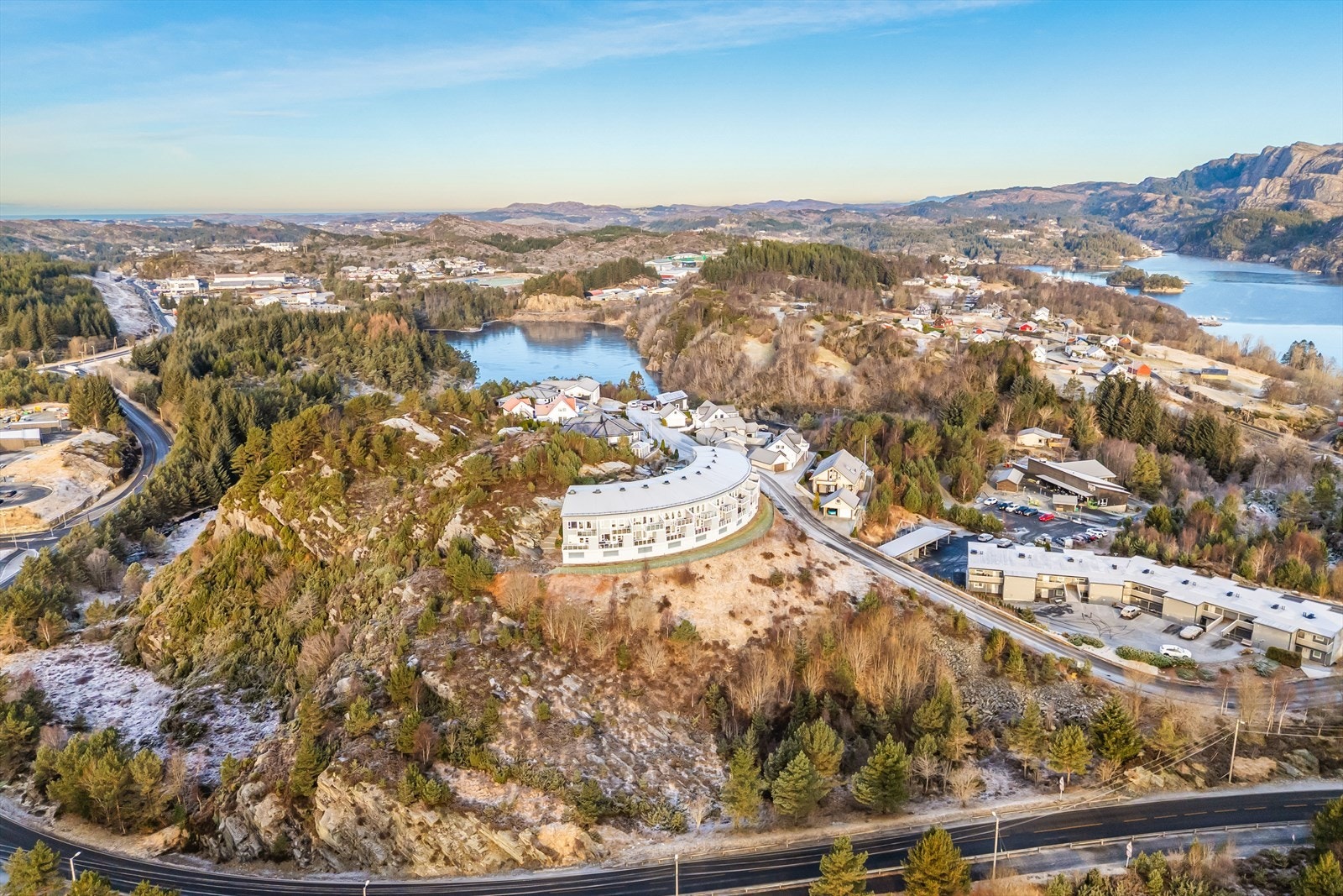 Eiendommen ligger i et rolig og barnevennlig område på Sauafjellet i Skogsvåg, med flott utsikt og gode solforhold. Galleribilde