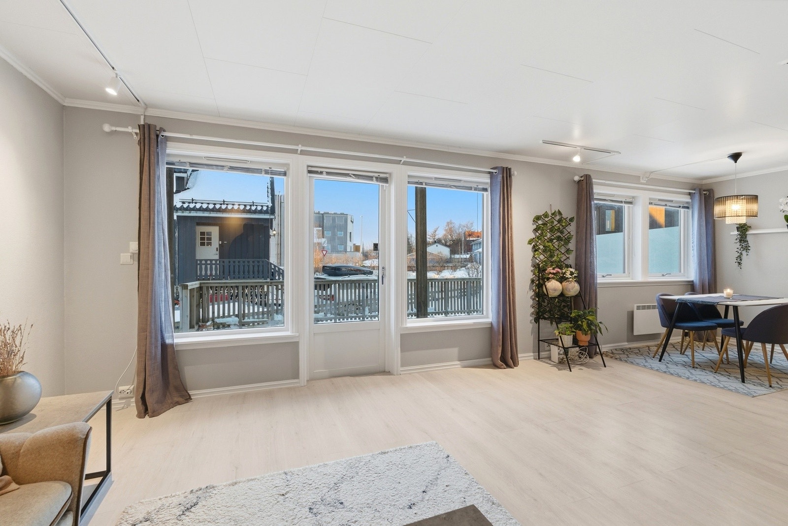 Det er utgang til en flott terrasse fra stuen. Galleribilde