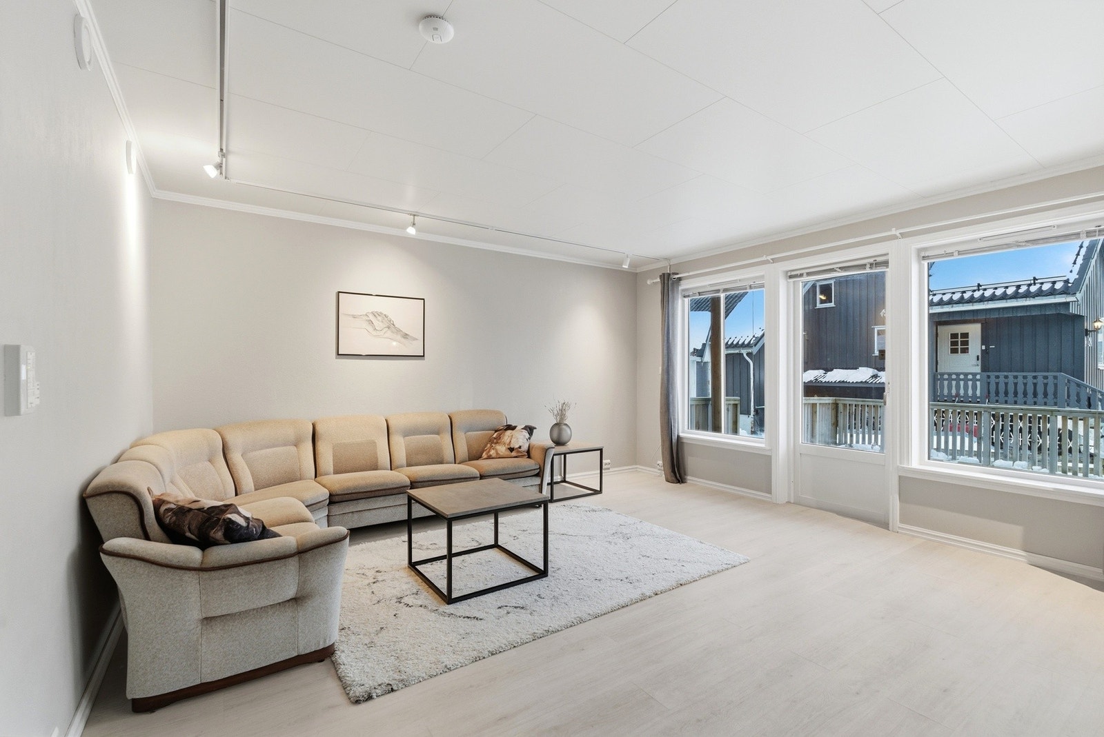 Leiligheten har en lys og innbydende stue. Galleribilde