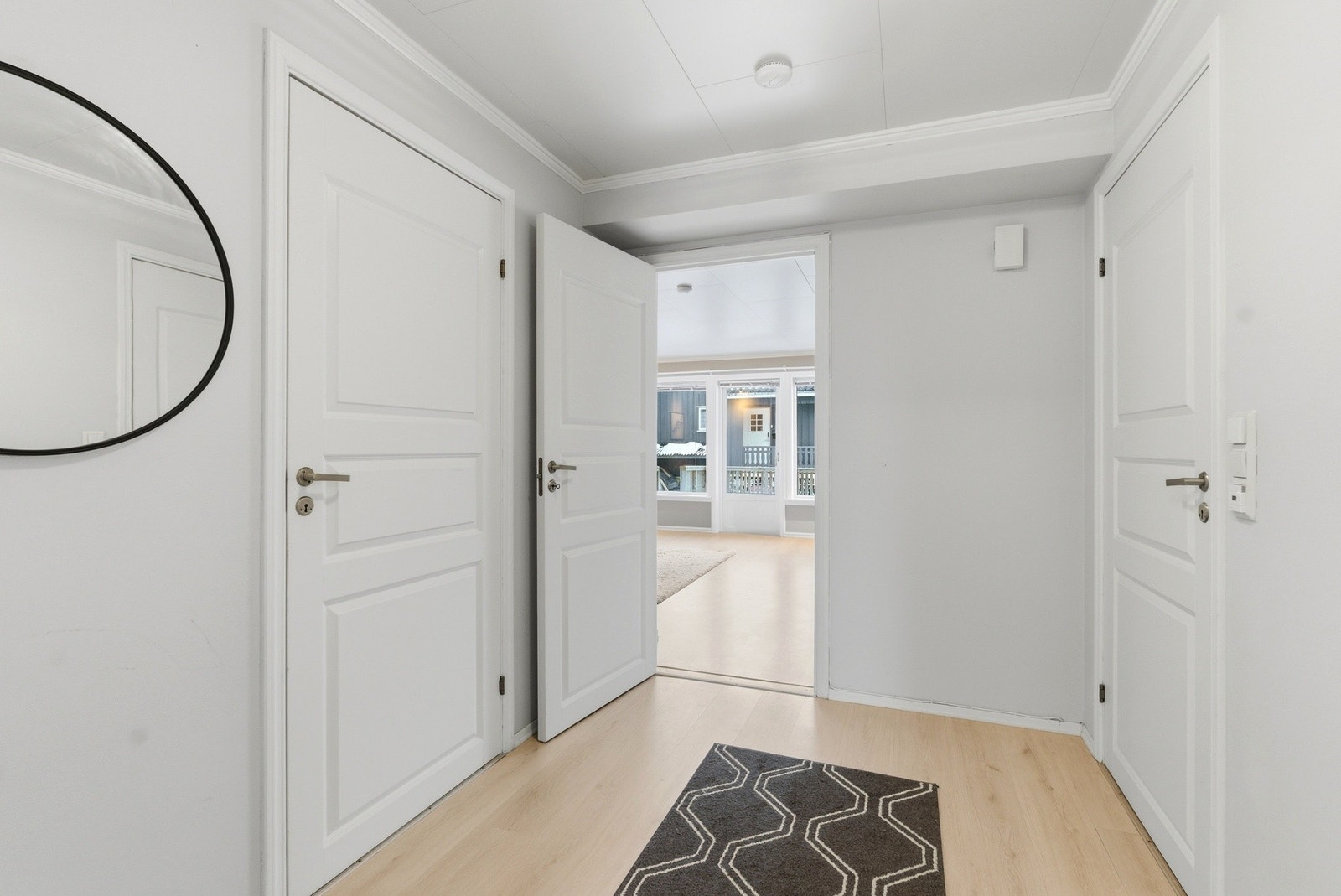 Fra gangen er det enkel tilgang til resten av rommene i leiligheten. Galleribilde