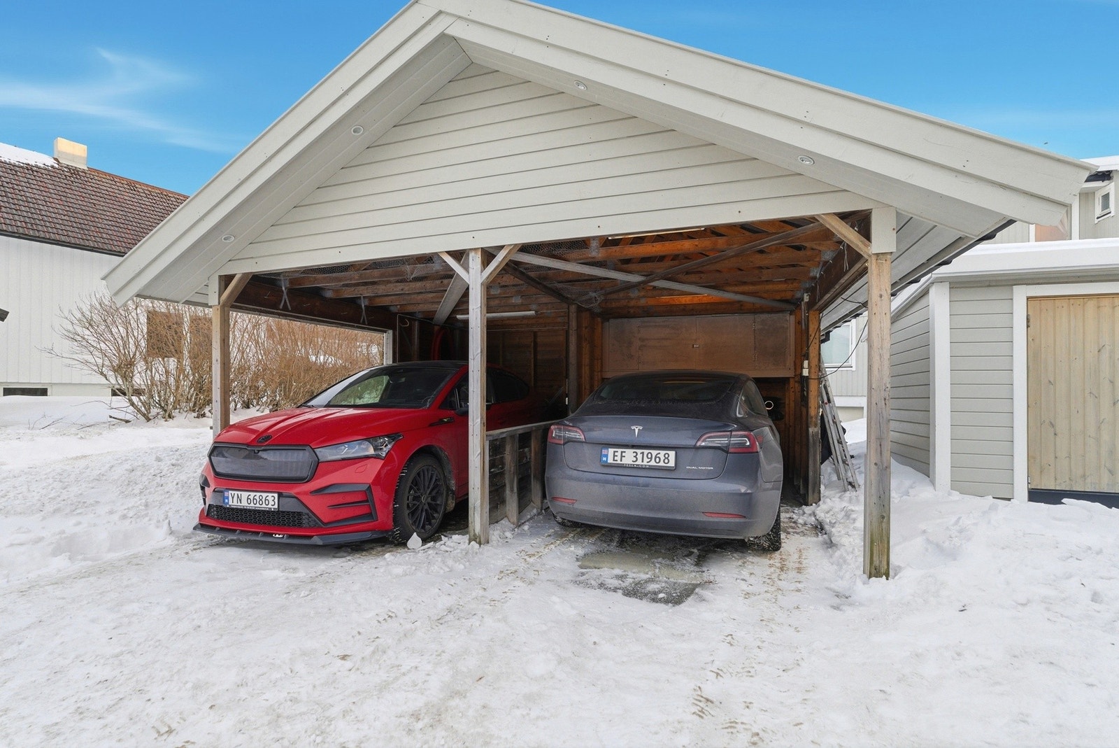 Det er egen parkering i carport, med installert elbil lader. Galleribilde