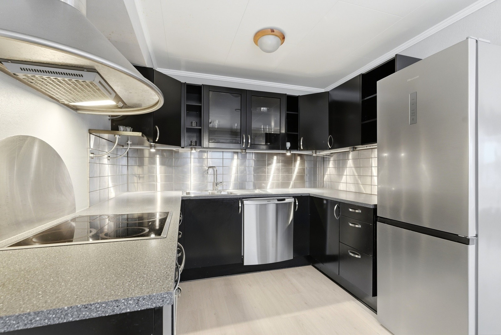 Kjøkkenet har plass til kjøleskap, oppvaskmaskin og komfyr. Galleribilde