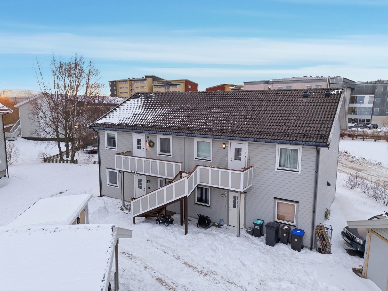 Boligen ligger i et etablert og familievennlig nabolag i Rønvik. Her bor du med kort vei til det meste. Galleribilde