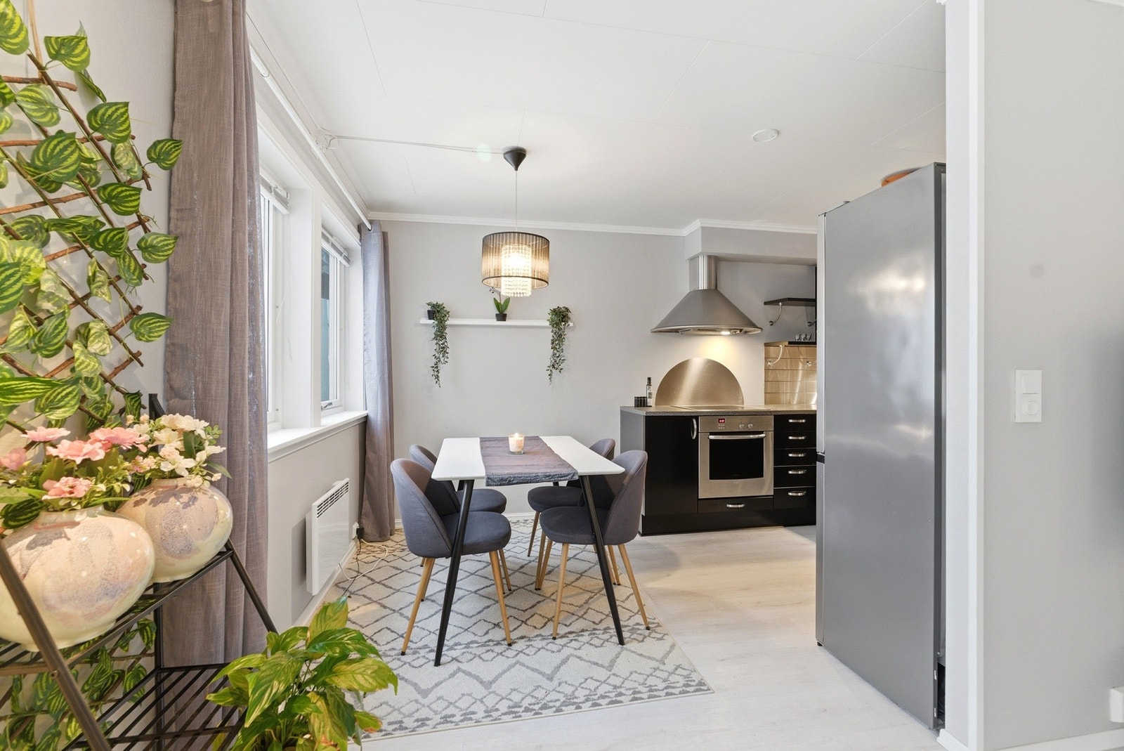 Mellom stue og kjøkken er det plass til spisebord med tilhørende stoler. Galleribilde