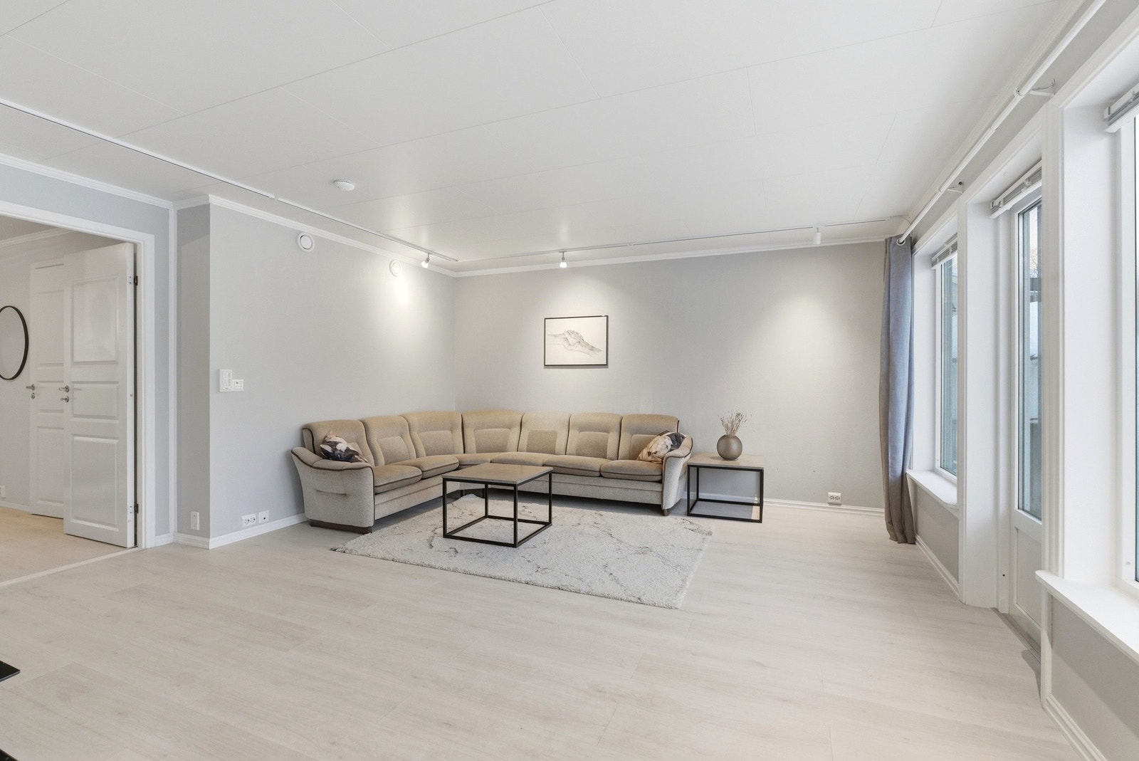 Det er gode møbleringsmuligheter i stuen og fint plass til sofa med tilhørende møblement. Galleribilde