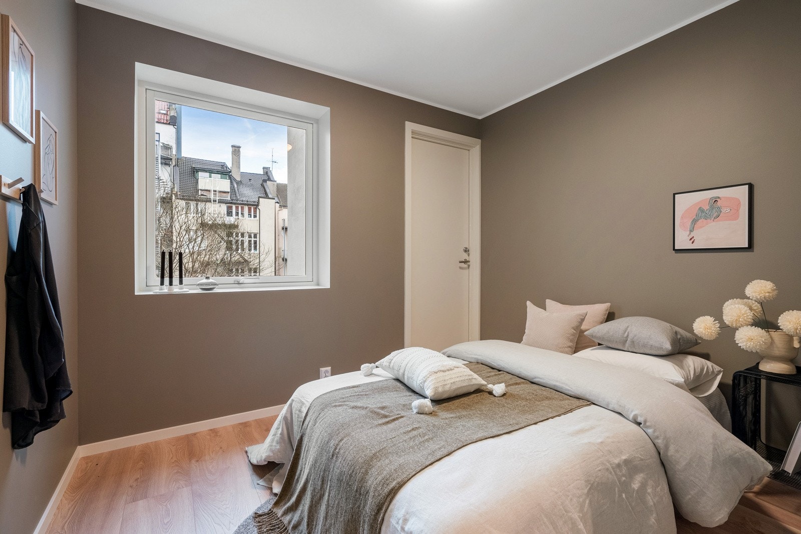 Plass til seng og garderobeskap Galleribilde