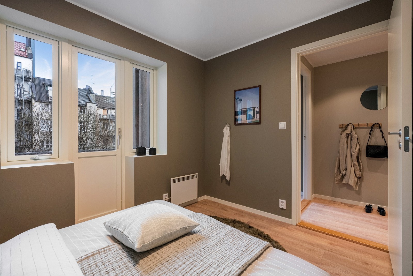 Utgang til balkong mot bakgård Galleribilde