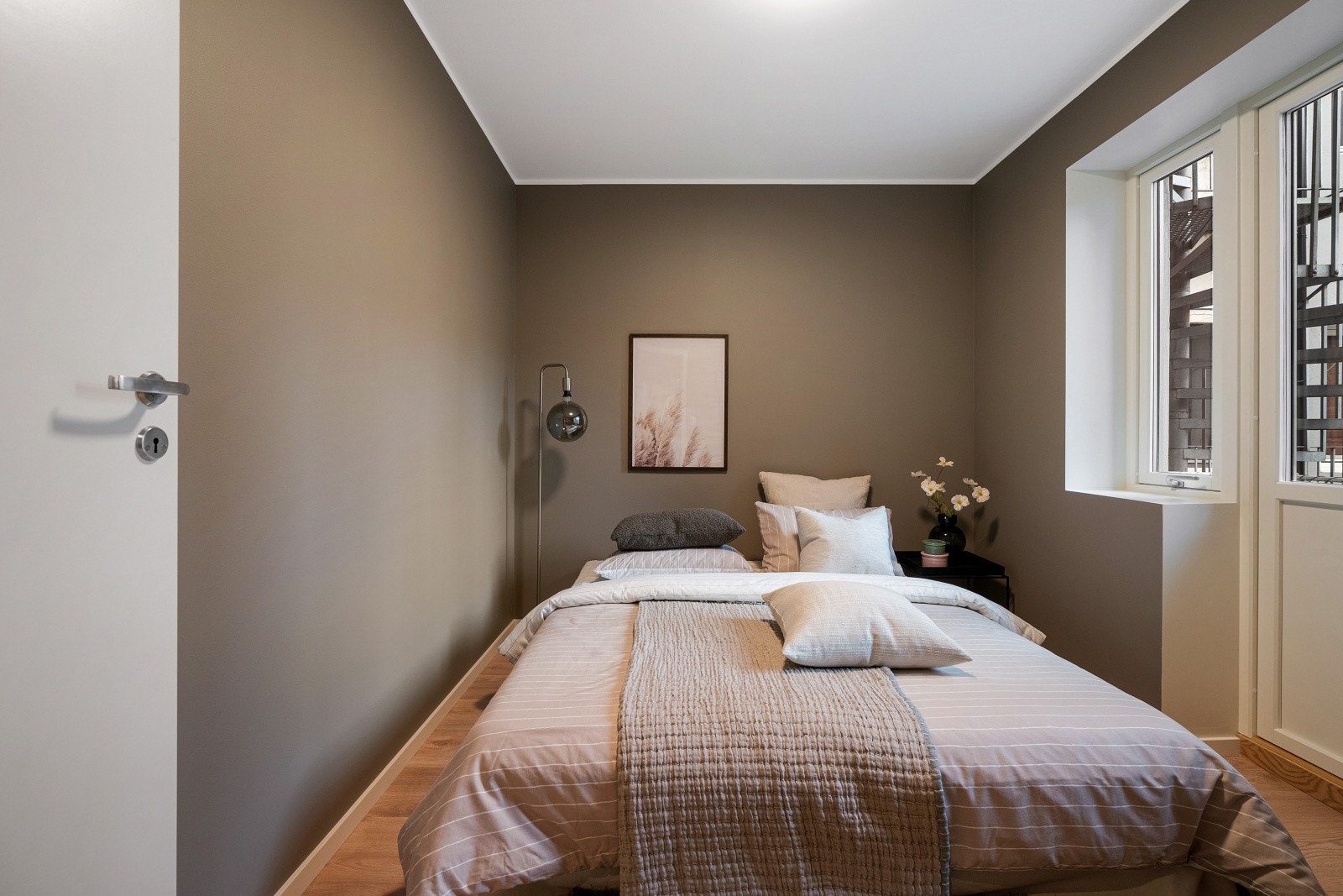 Plass til seng og garderobeskap Galleribilde