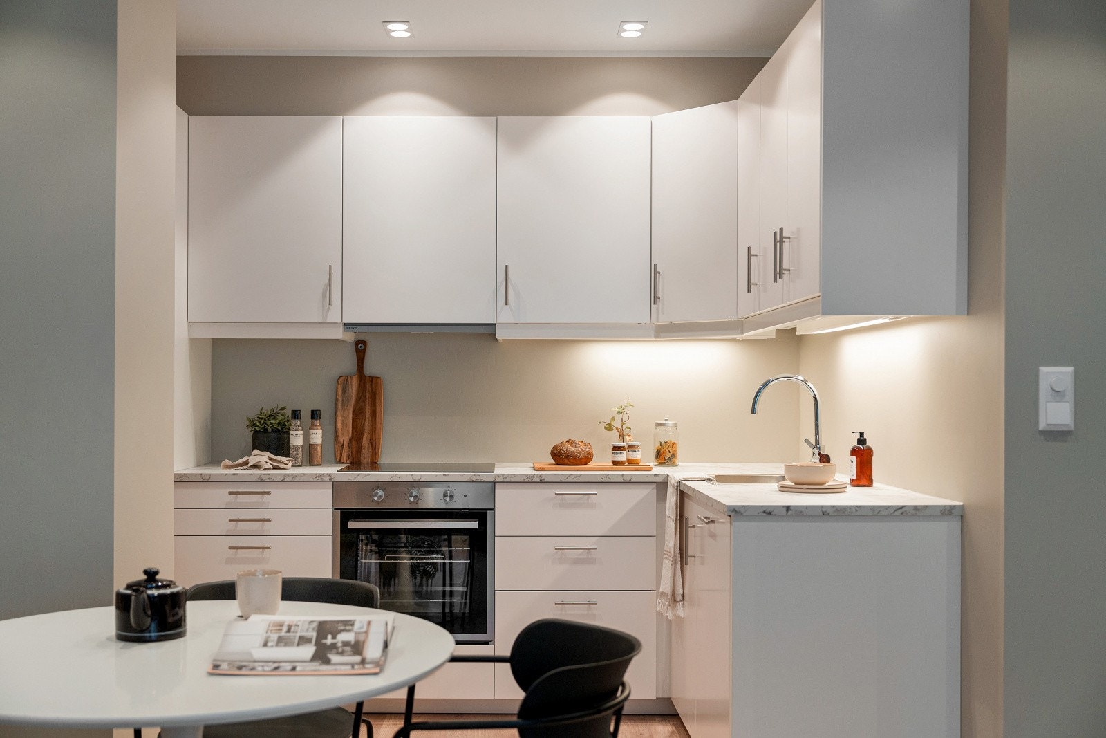 Slette fronter og lys under overskapene Galleribilde