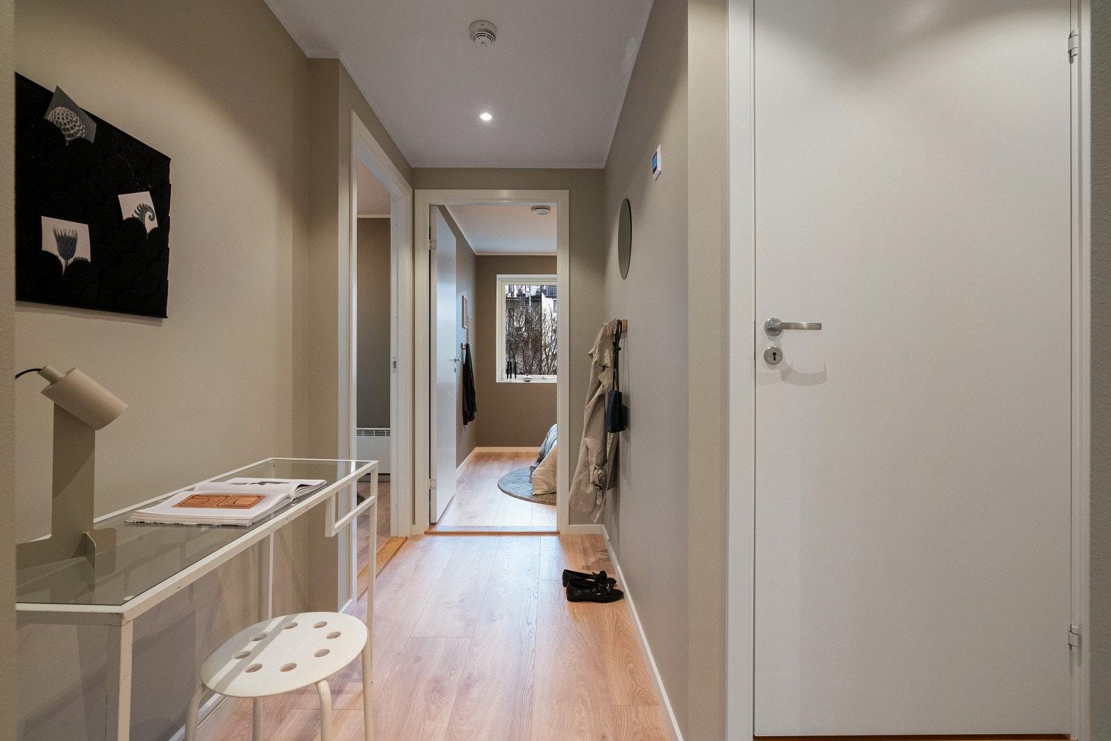 Entré og gang med oppbevaringsmuligheter Galleribilde