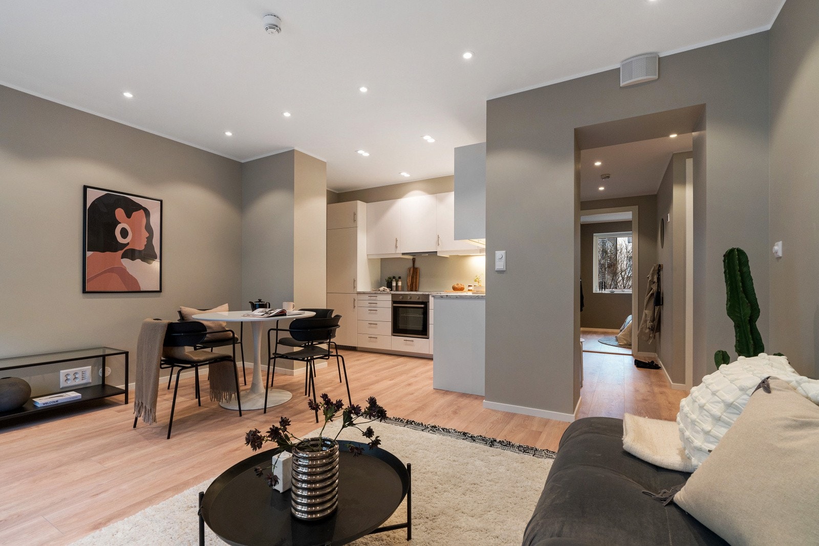 Åpen løsning mellom stue og kjøkken Galleribilde