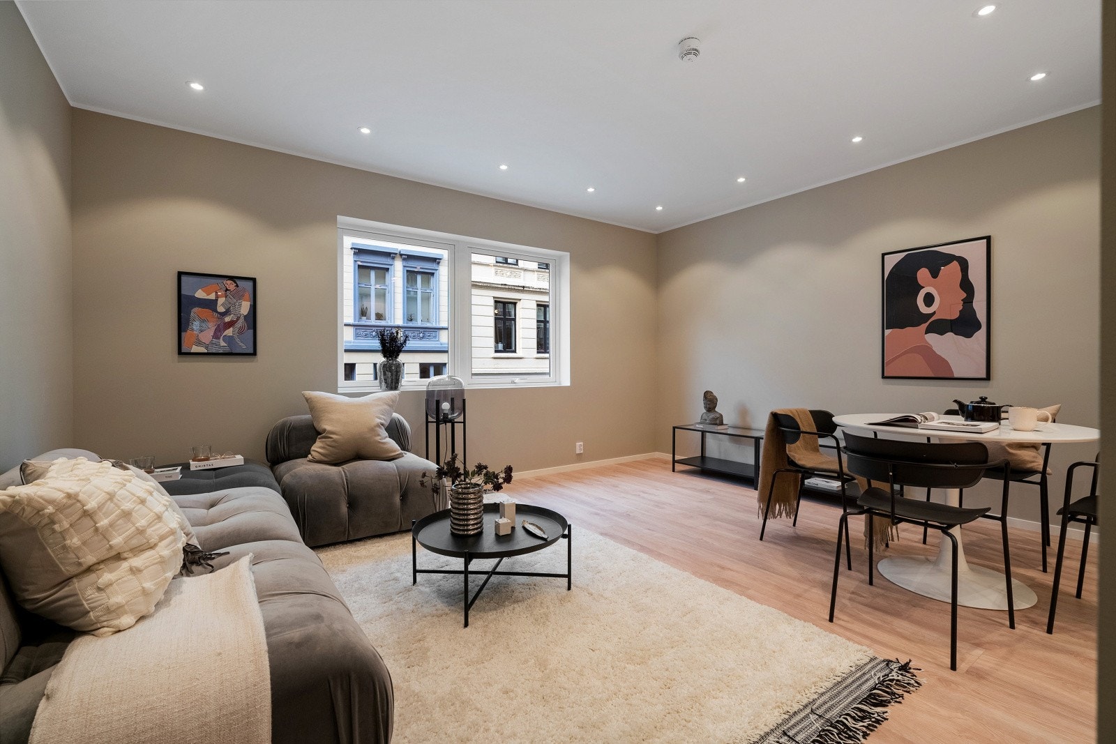 Downlights i taket og pen enstavslaminat Galleribilde