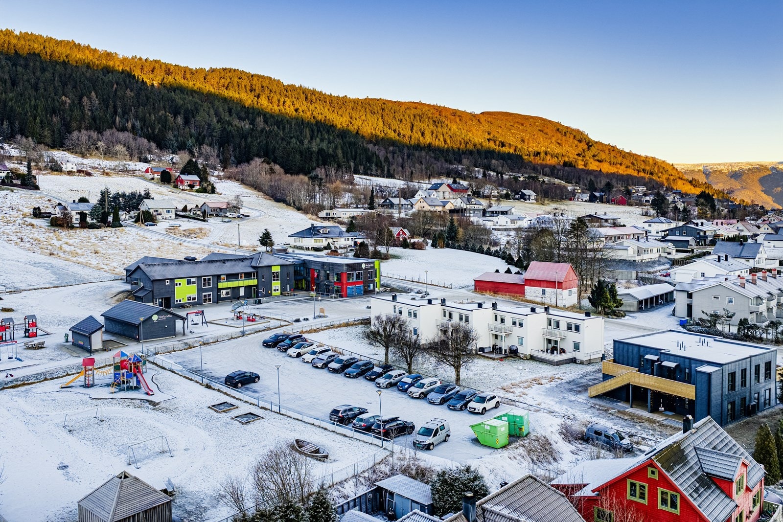 Boligen ligger i et rolig og barnevennlig område på Holstad, sentralt på Hareid | barnehage på naboeiendommen Galleribilde