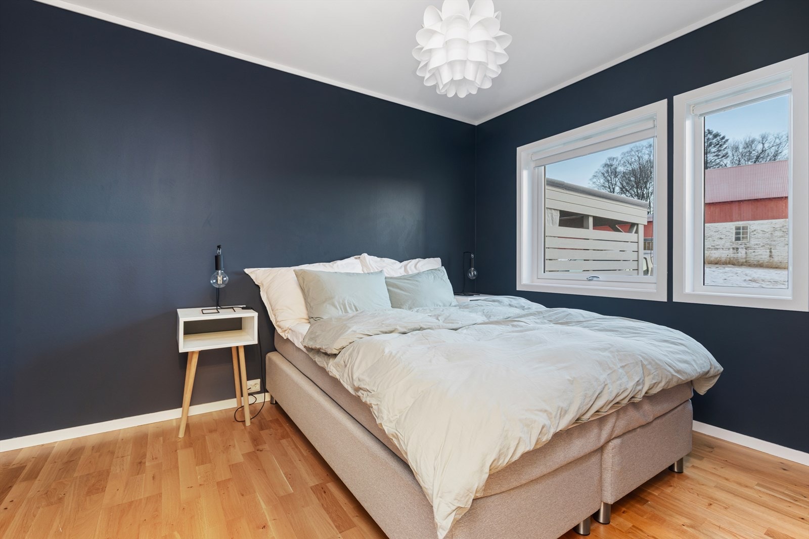 Romslig hovedsoverom i 1. etasje Galleribilde