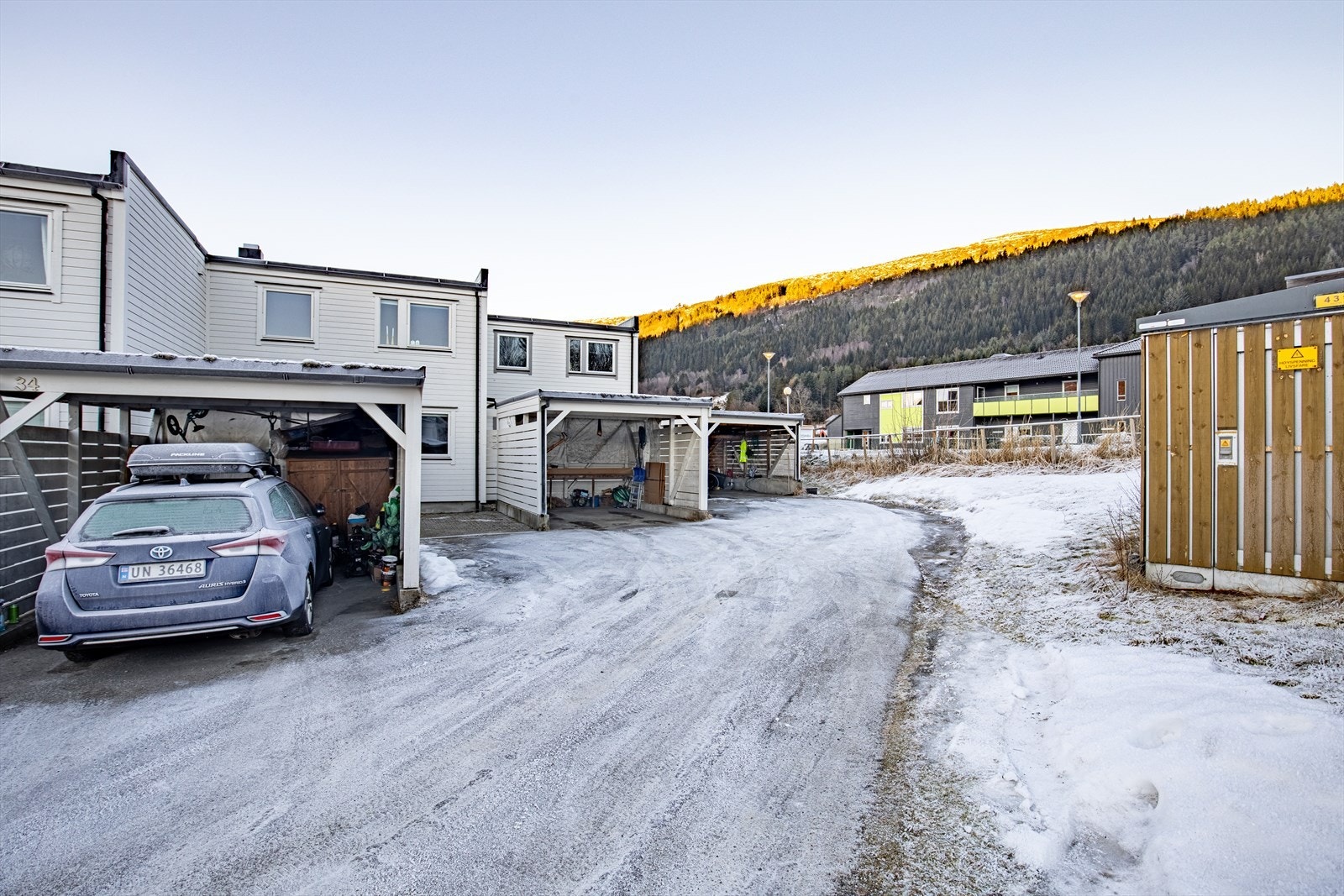 Boligen har carport ved inngangspartiet med et parkeringsareal på ca. 15 m² | her er det tilrettelagt for elbil-lading Galleribilde