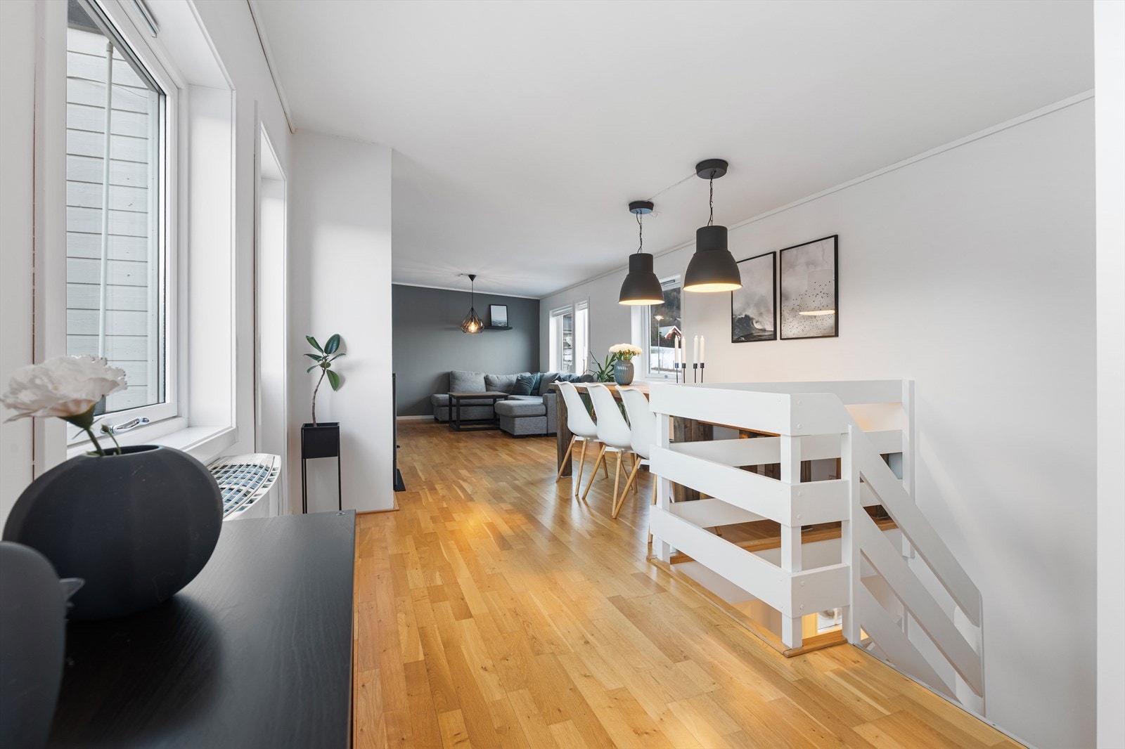 Lys og trivelig stue har god plass til både sittegruppe og spisegruppe | her er også utgang til vestvendt veranda på ca. 6 m² Galleribilde