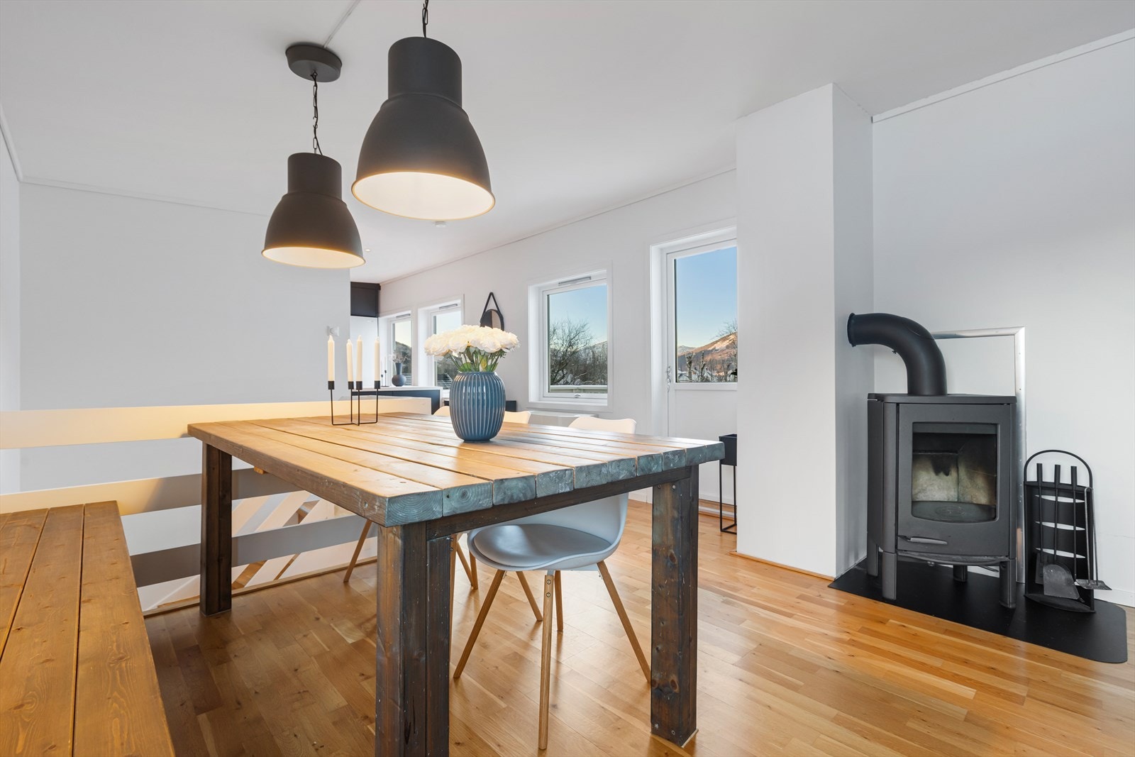 Lys og trivelig stue har god plass til både sittegruppe og spisegruppe | vedovn er montert i stua Galleribilde