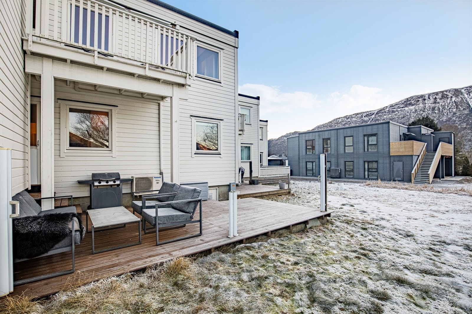 Delvis overbygget terrasse på vestsiden av boligen med tilkomst fra gang i 1. etasje Galleribilde