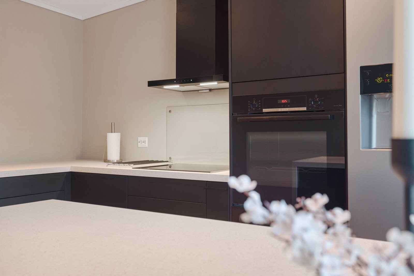 Fint og moderne kjøkken | ny innredning ble satt inn i 2022 | skapfronter i malt utførelse og benkeplater av laminat med underlimt vask og nedfelt platetopp | integrert stekeovn, oppvaskmaskin og utsparing for side-by-side kjøleskap Galleribilde