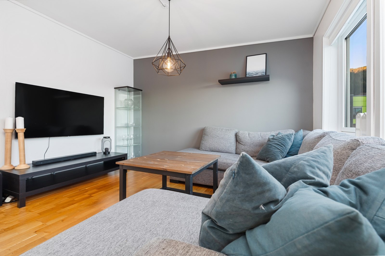 Lys og trivelig stue har god plass til både sittegruppe og spisegruppe Galleribilde