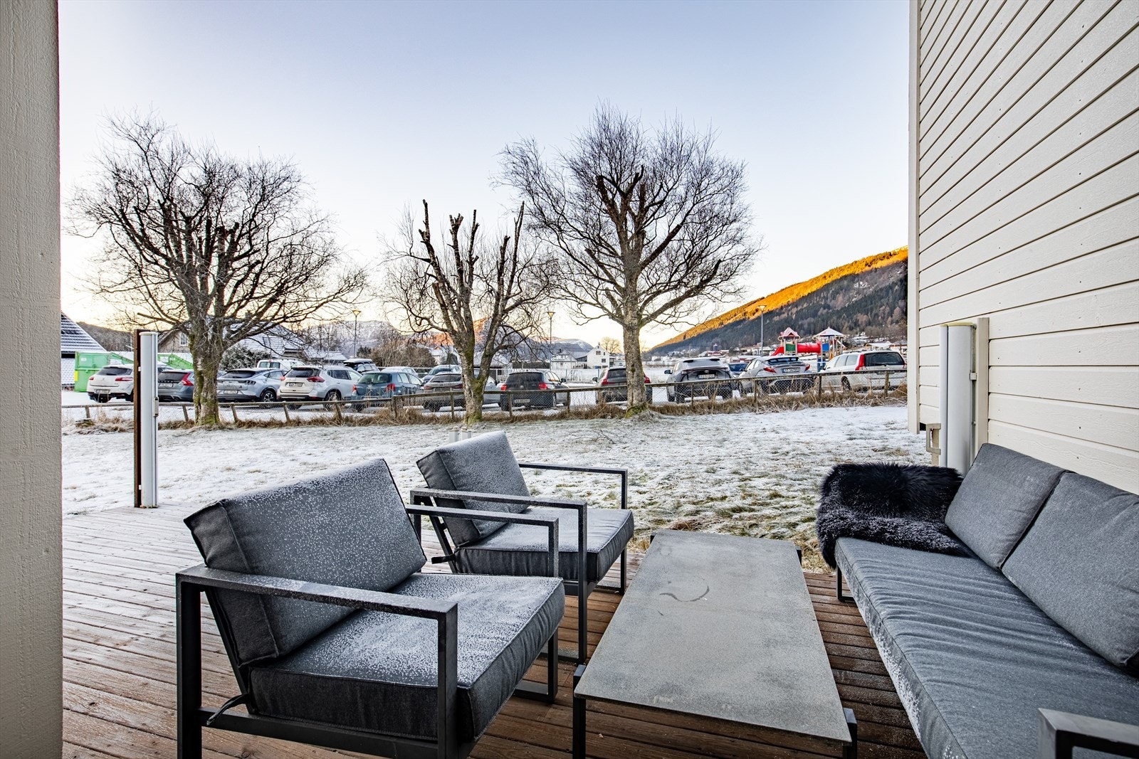 Delvis overbygget terrasse på vestsiden av boligen med tilkomst fra gang i 1. etasje Galleribilde