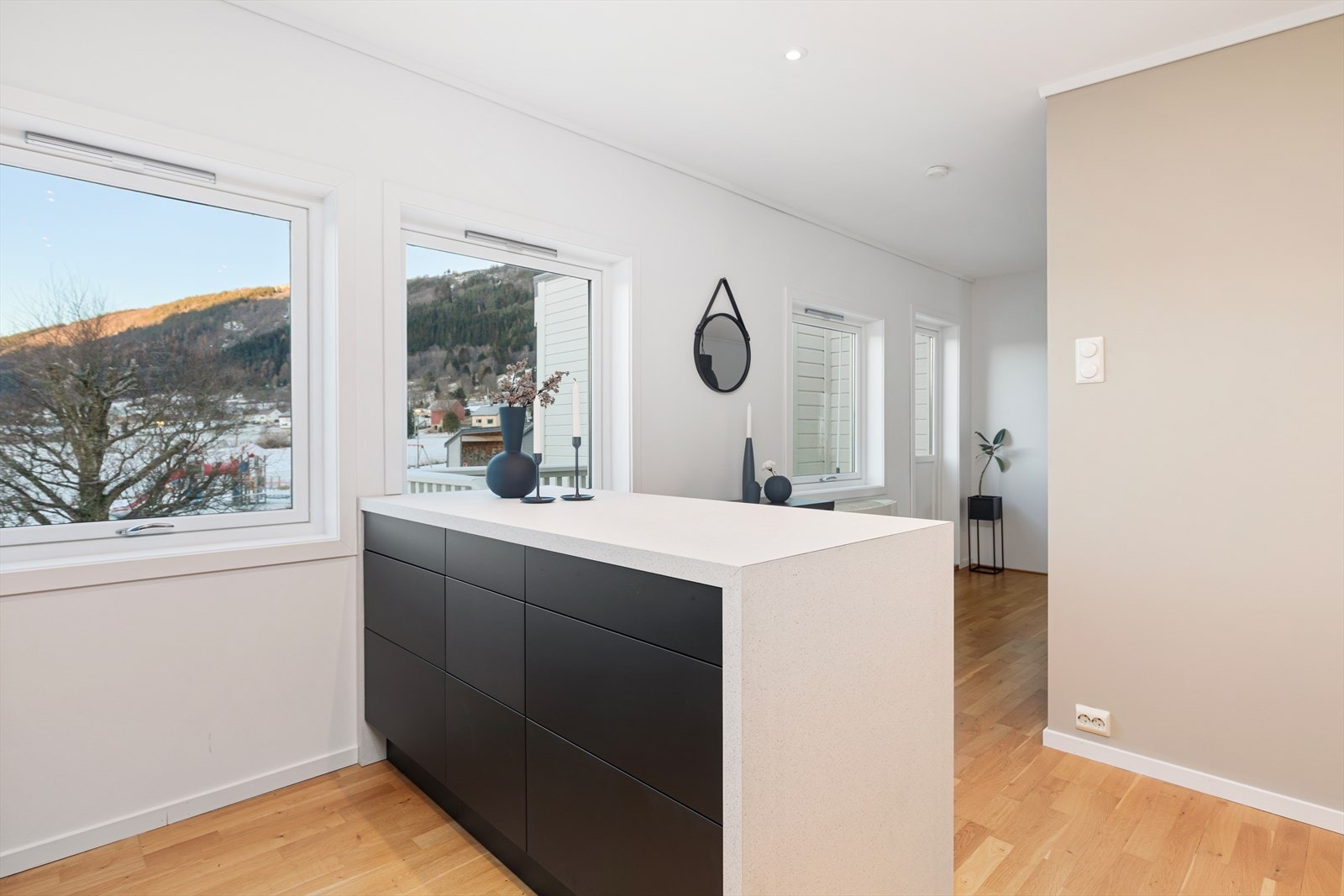 Innredningen har rikelig med oppbevaring og benkeplass Galleribilde