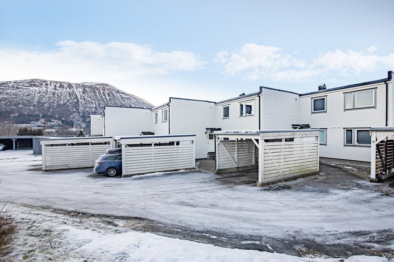 Boligen har carport ved inngangspartiet med et parkeringsareal på ca. 15 m² | her er det tilrettelagt for elbil-ladding Galleribilde