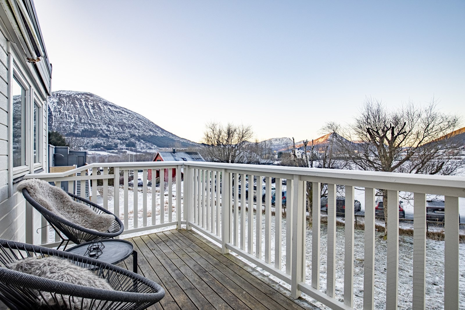 Fra stua er det utgang til skjermet, vestvendt veranda på ca. 6 m² Galleribilde