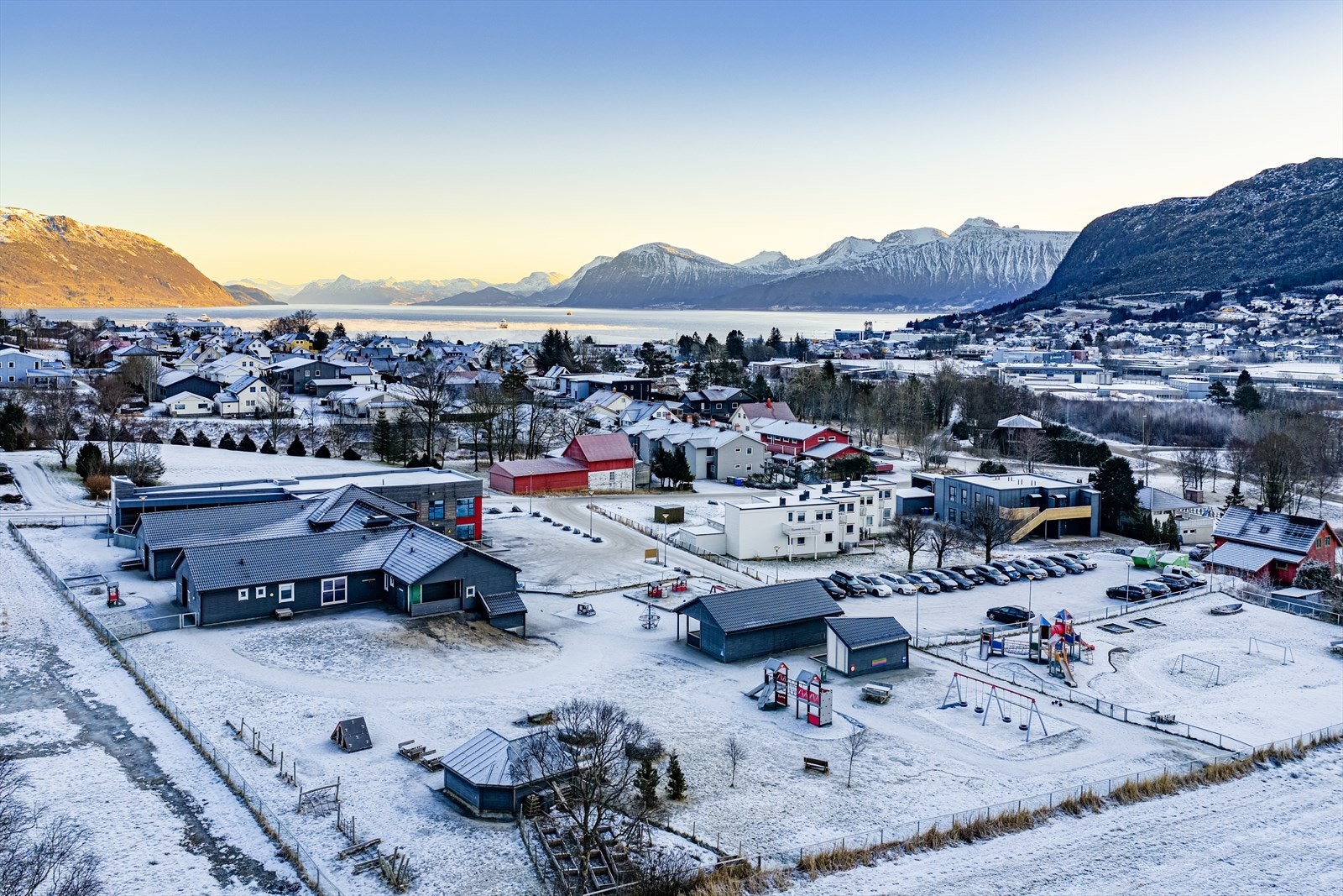 Boligen ligger i et rolig og barnevennlig område på Holstad, sentralt på Hareid | barnehage på naboeiendommen Galleribilde