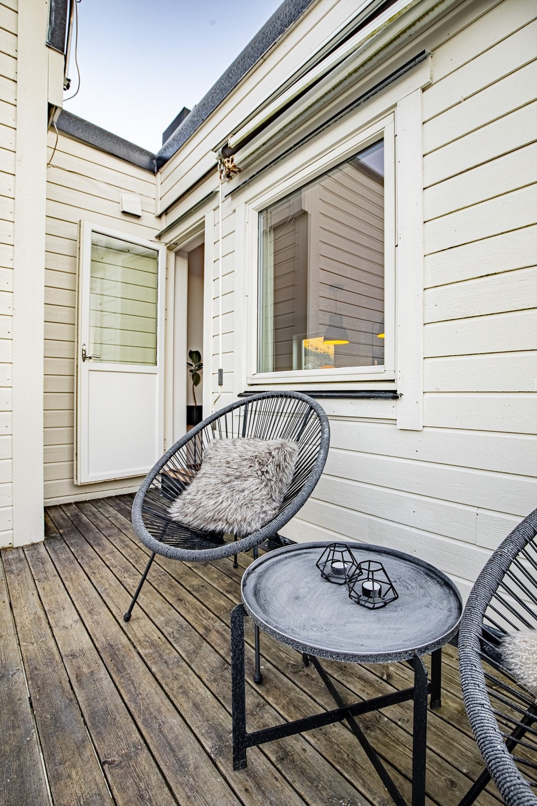 Fra stua er det utgang til skjermet, vestvendt veranda på ca. 6 m² Galleribilde