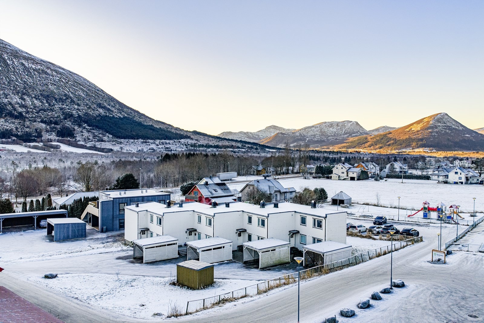 Sameiet består av 4 boenheter i rekke Galleribilde