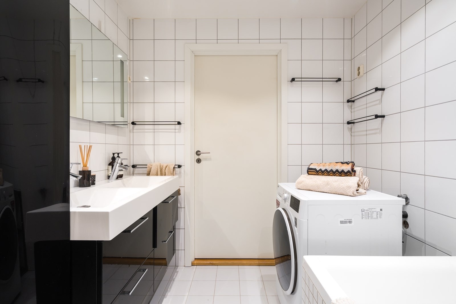 Her er det god plass til vaskesøyle ved siden av badekaret. Galleribilde