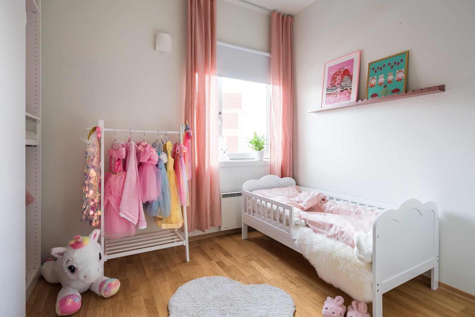 Det andre soverommet er lyst og passer utmerket som barnerom eller kontor. Galleribilde