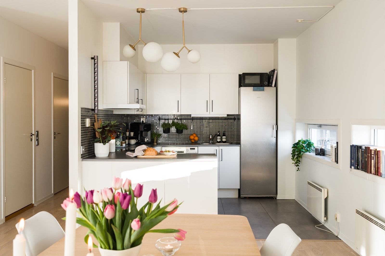 Kjøkkenet er praktisk utformet med god benke- og skapplass. Galleribilde