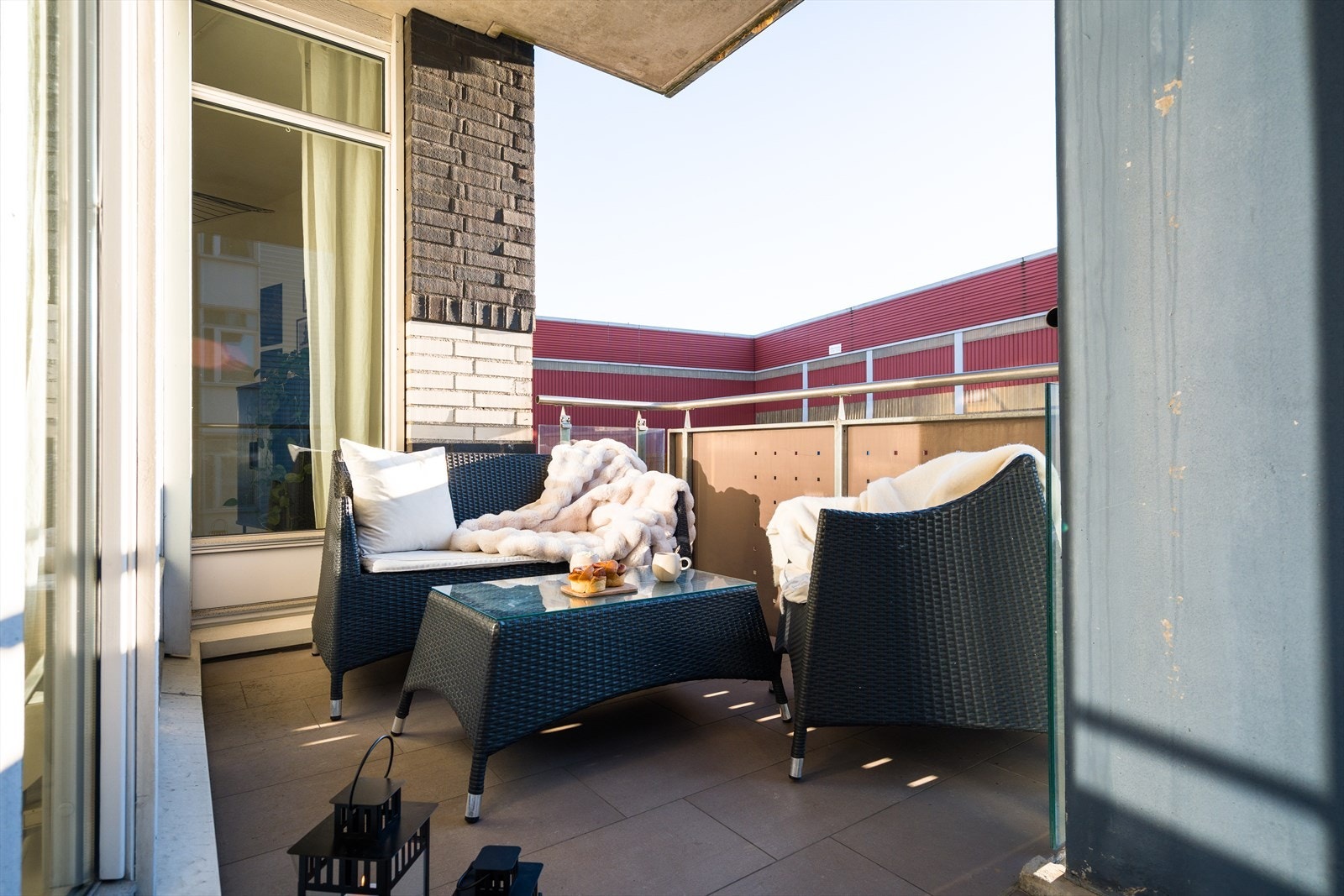 Her er det god plass til en romslig sittegruppe for utendørs hygge. Galleribilde