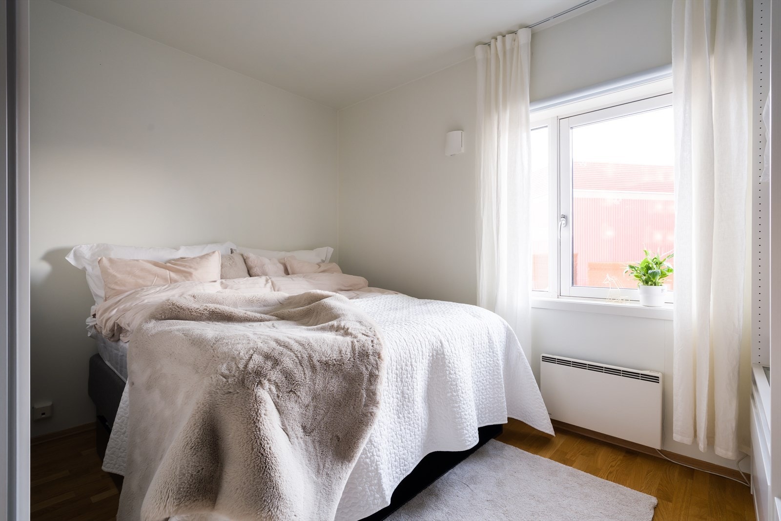 Hovedsoverommet har god plass til dobbeltseng og garderobeløsning. Galleribilde