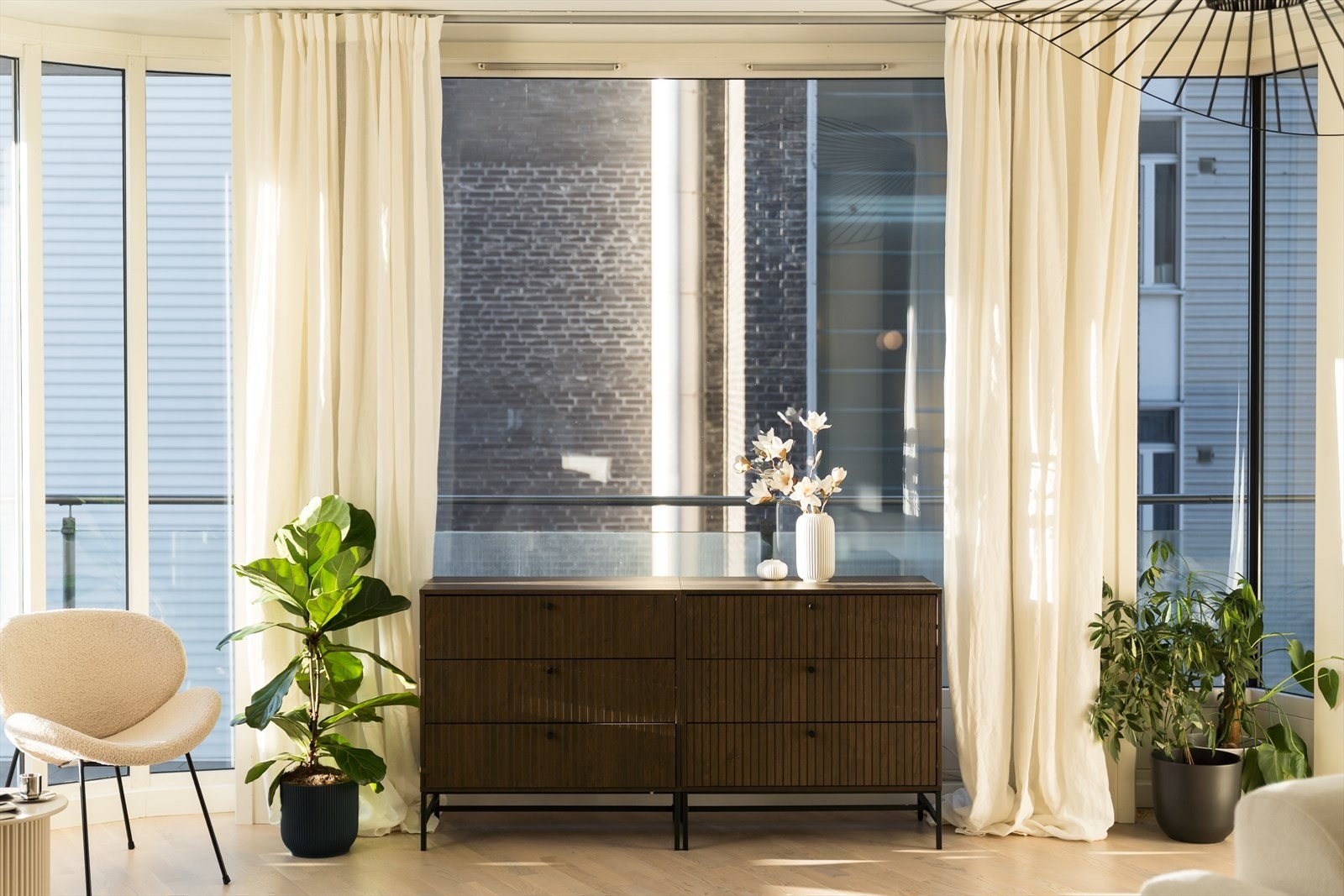 Dette er boligen for deg som ønsker en åpen og luftig bolig, hvor du kan flytte rett inn. Galleribilde