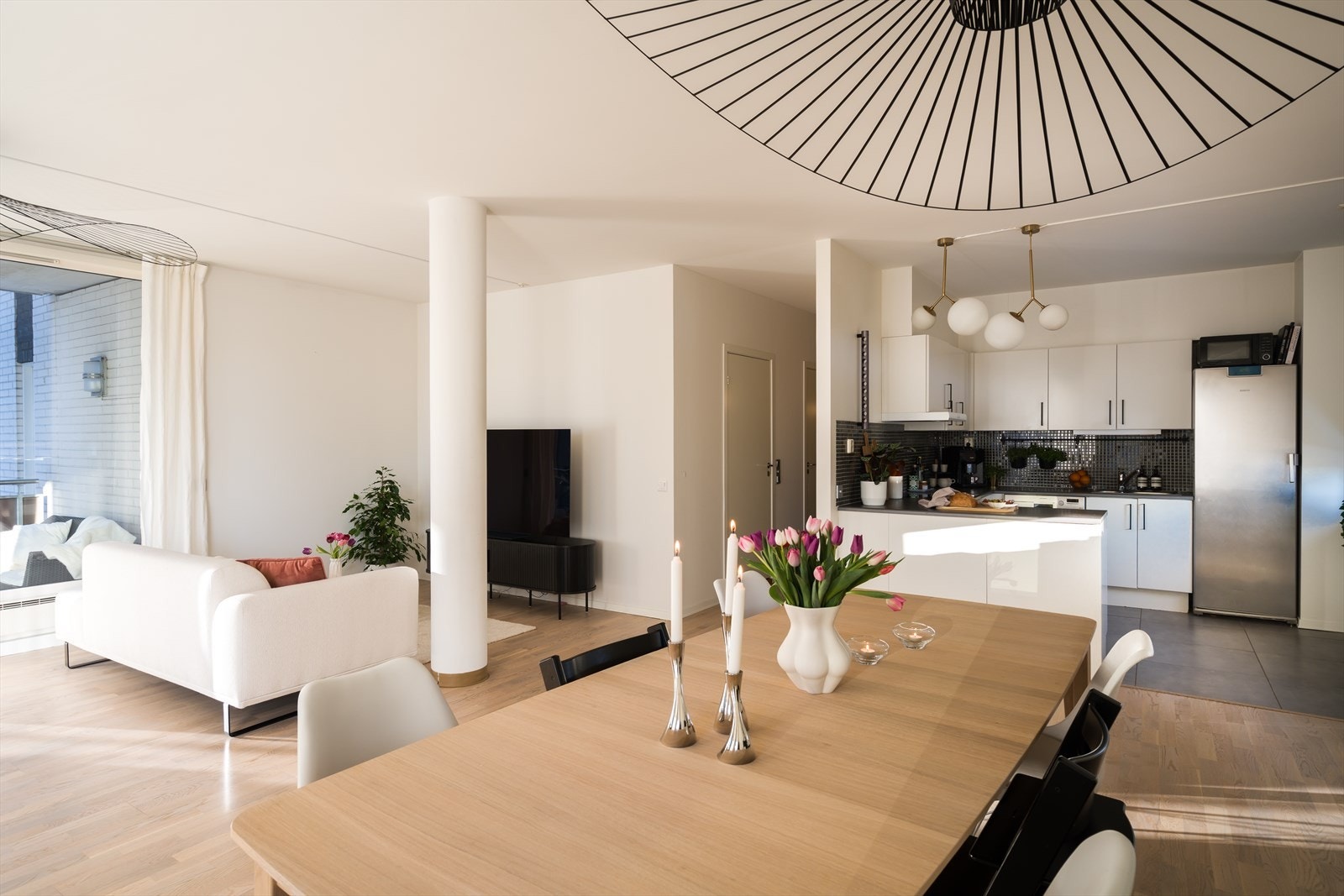 Gjennomgående med 3-stavs eikeparkett på gulv gir et helhetlig og varmt uttrykk. Galleribilde