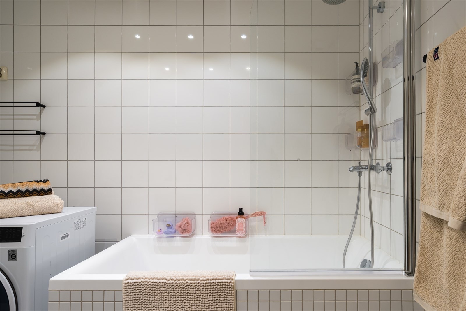 Badekar med dusjvegg gir fleksibilitet i hverdagen. Perfekt for barnefamilier og for deg som ønsker litt spafølelse i en ellers travel hverdag. Galleribilde