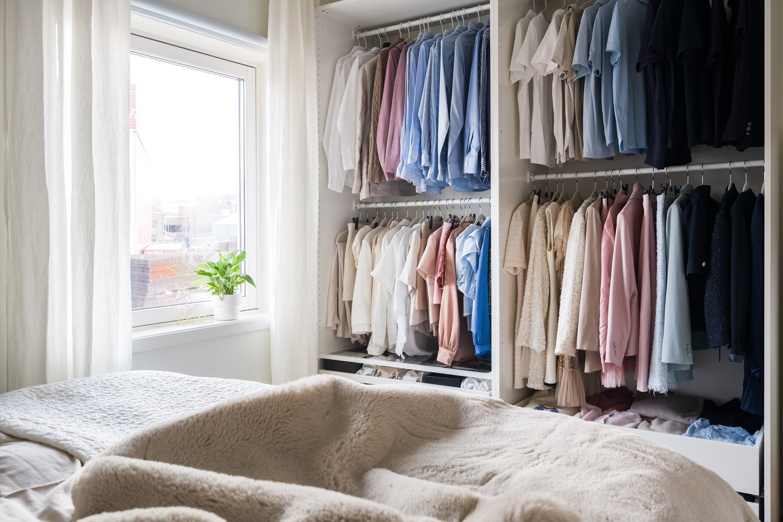 En åpen garderobeløsning gir rikelig med oppbevaringsplass. Galleribilde