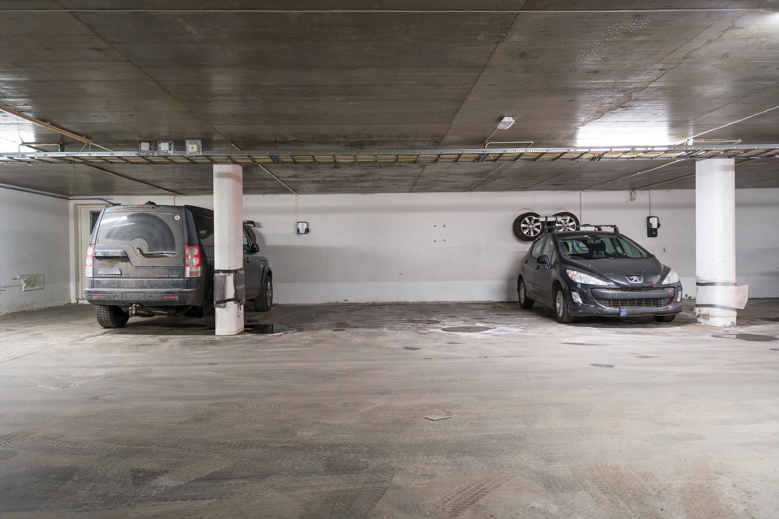 Det medfølger garasjeplass i felles, lukket anlegg. Parkeringsplass med lader til venstre medfølger ved salg. Kjøper gis opsjon på å kjøpe parkeringsplassen i midten også. Galleribilde