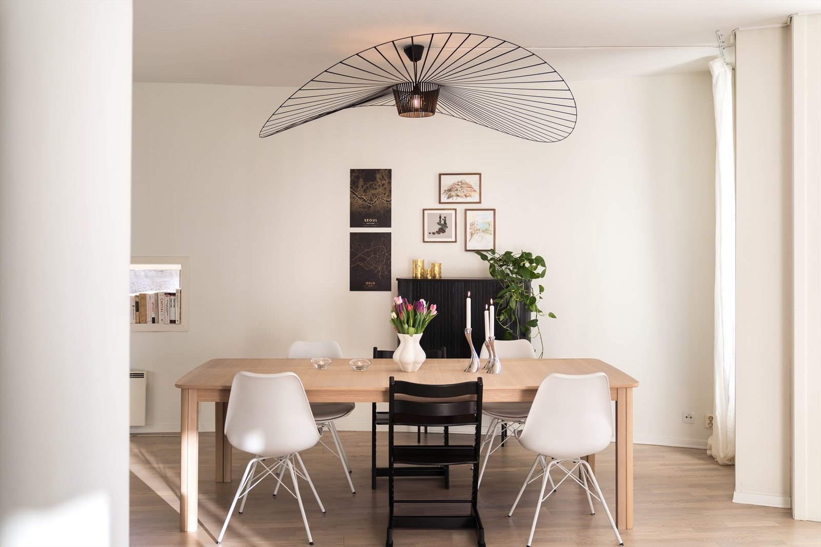 Romslig spiseplass i åpen løsning mot kjøkken og stue, med god plass til et stort spisebord. Perfekt for sosiale sammenkomster og hyggelige middager i en lys og innbydende atmosfære. Galleribilde