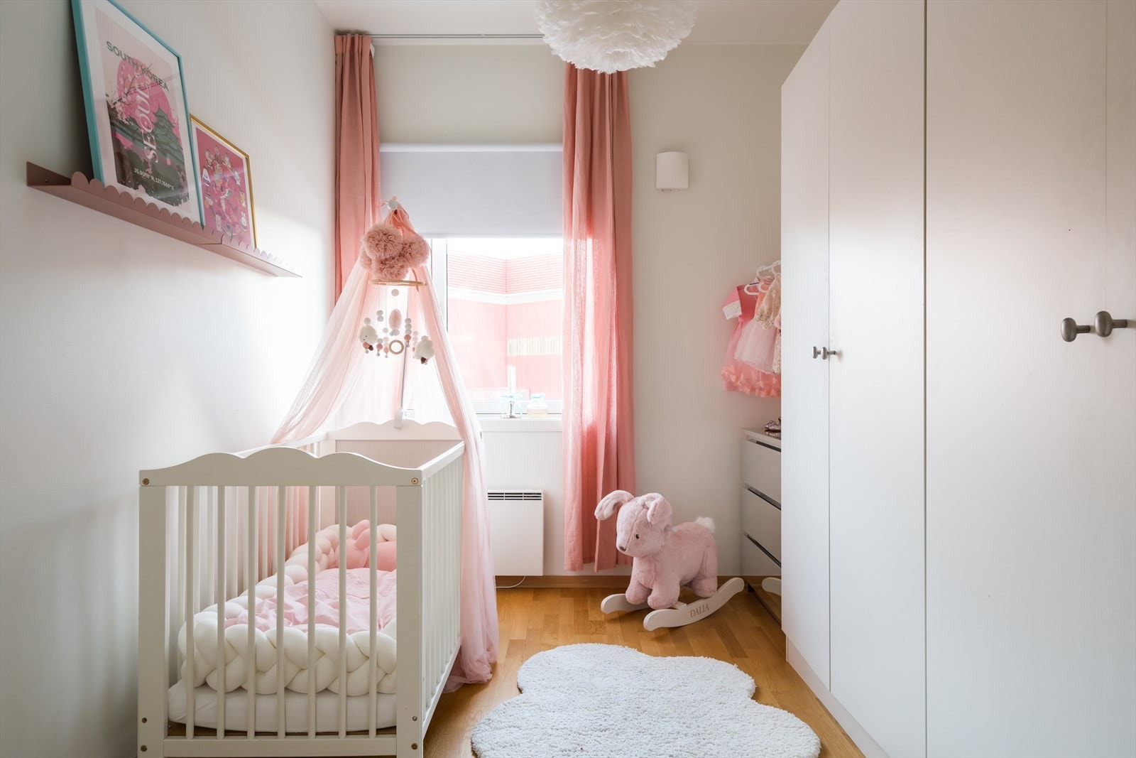 Det tredje soverommet har god plass til både seng og lekeareal. Det er montert garderobeløsning. Galleribilde