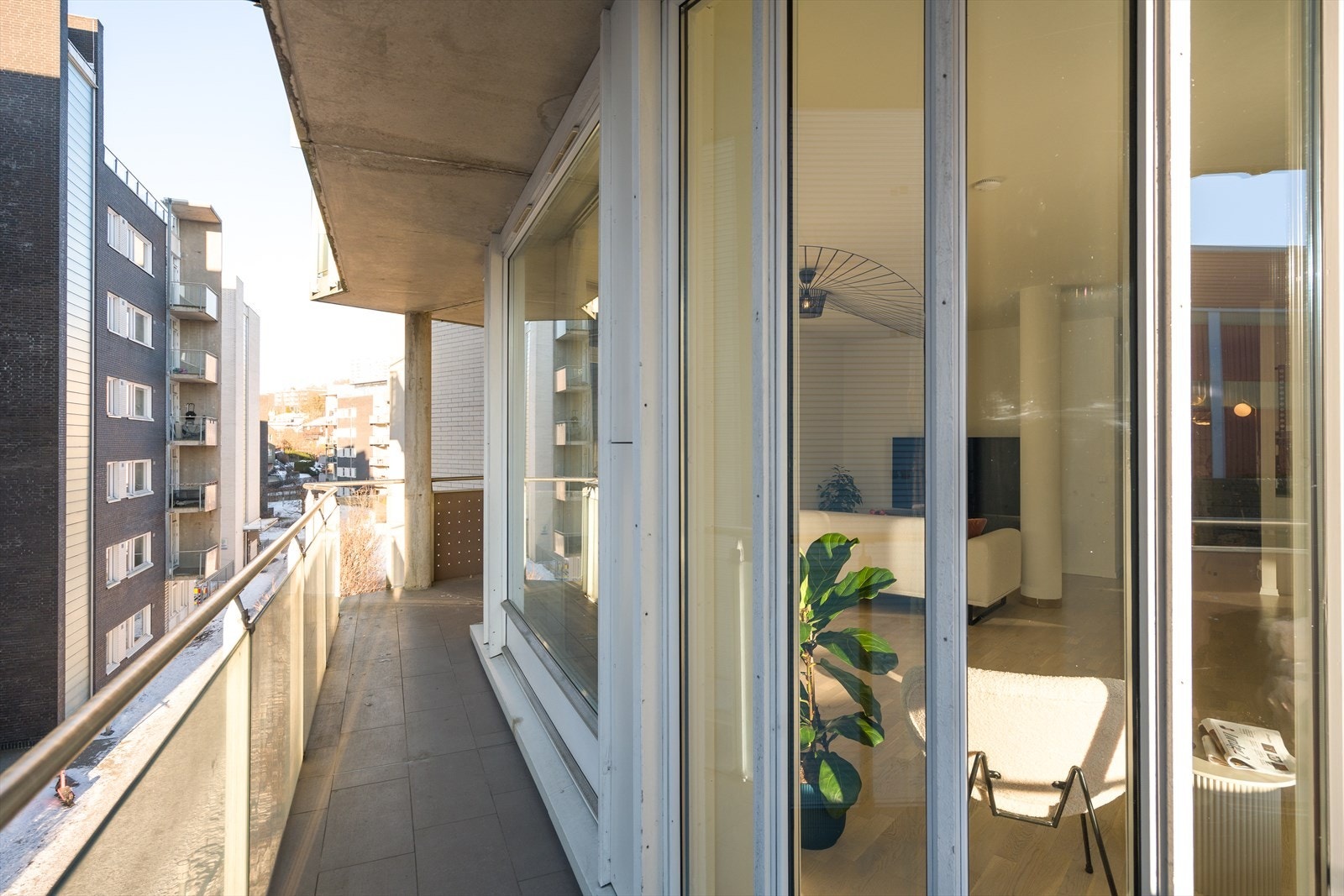 Balkongen på ca. 20 kvm, strekker seg langs hele leilighetens fasade og er tilgjengelig fra stuen. Galleribilde