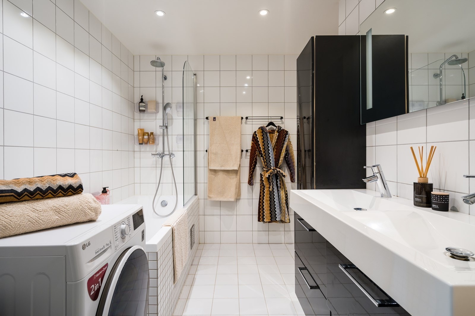 Pent flislagt bad fra, med badekar, dobbel servant fra og opplegg for vaskemaskin. Galleribilde